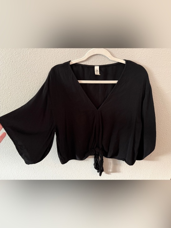 Mahina Tops - Mahina boutique Black V-Neck Tie-Front Cropped Top